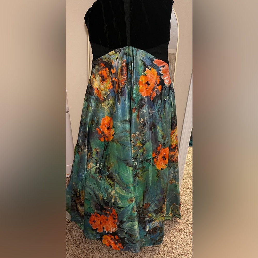 Beautiful long gown for parties or photo shoots. Size XL/US size 12-14.